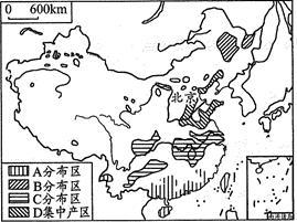 讀我國經濟作物分布圖.回答下列問題.(1)將圖中字母所代表的經濟作物.填入下列橫線上A. B. C. D. (2)經濟作物A分布地區緯度較 .溫度帶屬于 帶和 帶.降水量年均一般在 mm以上.(3)經濟作物C在我國分布范圍很廣.其中主要的產區是 流域.(4)我省的主要油料作物是 .(5)由圖中作物分布可知我國糖料作物的分布特點是 題目和參考答案